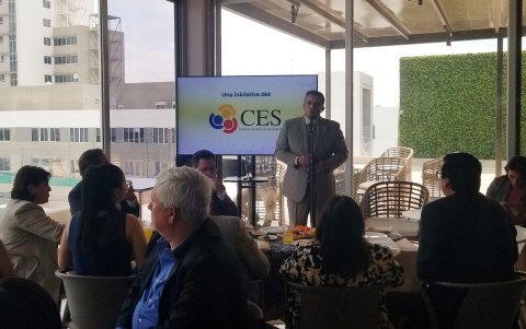 Galo Cabanilla, canciller de la UTEG, interviene durante la presentación del proyecto de conformación de un clúster académico productivo.