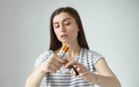 El consumo de cigarrillo es una de las causas frecuentes.