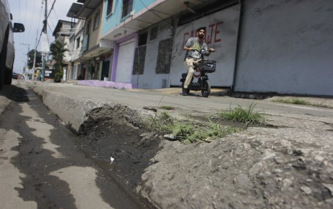 Varios tramos de la avenida 25 de Julio también están destrozadas aceras y bordillos.