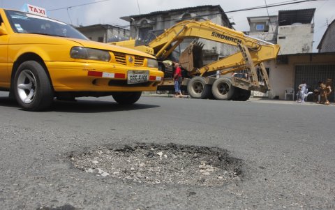 La calle Hugo Cortez Cadena (calle Ocho  o Ancha) es una arteria que cruza desde la Pradera hasta la Floresta. Los conductores dicen cruzar por un 'campo minado'.