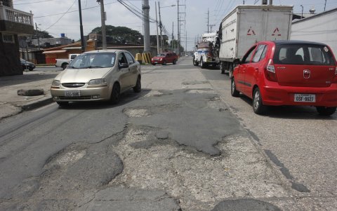 La Pradera. No solo la calle 49 en esta ciudadela está con huecos. Sus aceras también están destrozadas.