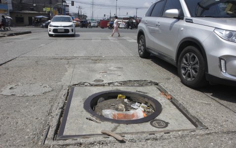 La avenida Raúl Clemente Huerta, más conocidas como las Esclusas también muestra deterioro en varios tramos. En el sector del Pedregal una tapa hundida causa peligro.