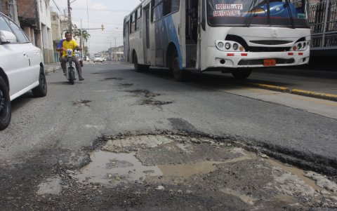 En las calles Venezuela y Babahoyo un enorme bache provoca que los vehículos se desvíen, lo que además complica el tráfico.