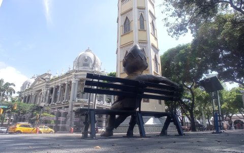 Entorno. La estatua de Juan Pueblo está junto con la torre.