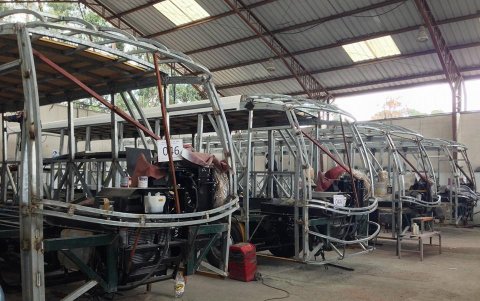 Empresa.- Los buses antes de que se inicie la elaboración de la carrocería.