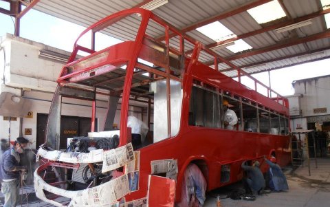 Labor.- El personal de Olímpica elaborando la carrocería de un bus.