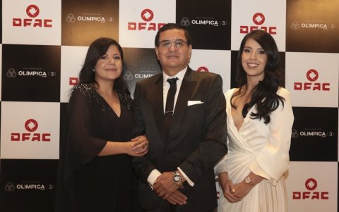 Ejecutivos.- Darwin Rosales, presidente de Olímpica Corp. junto a dos de sus cuatro hijas.