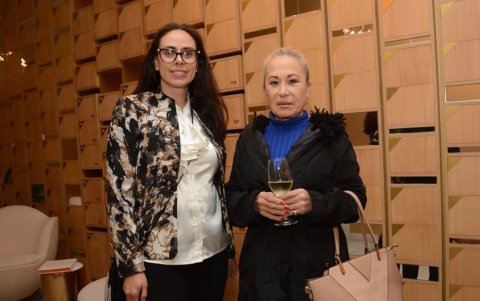 Marcel Wanders, director creativo de Wanders & YOO, y eMaría Fernanda Kusanovic y Blanca Soria.l anfitrión, Tommy Schwarzkopf.