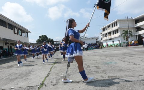 Pertenece al grupo de bastoneras del colegio Camilo Destruge, donde cursa el segundo año de bachillerato. Es la portadora del escudo del plantel.