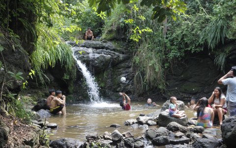 Naturaleza. Personas han llegado a una zona del cerro para pasar un rato ameno y conectar con la naturaleza oculta de Guayaquil.