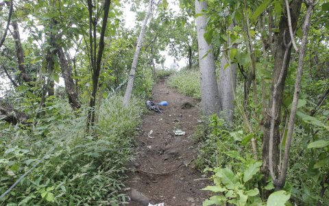 El visitante va por un camino empinado; pero hay cuerdas para sujetarse y no caerse.
