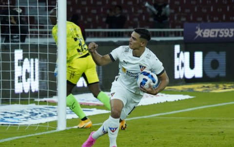 Alexander Alvarado marcó un doblete en la victoria de los albos sobre Libertad.