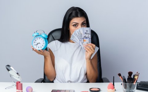 Pago. El empleado actual pide su pago en dólares y su salario emocional.