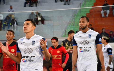 El zaguero Arturo Mina (d) aporta con su experiencia al Palmaflor de Bolivia.