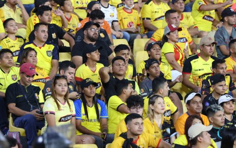 Los hinchas amarillos mostraron preocupación tras el penal fallido de Díaz.