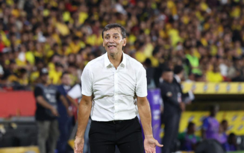 El técnico de Barcelona, Fabián Bustos, realizó reclamos al árbitro en reiteradas ocasiones.