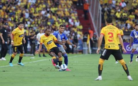 Souza, jugador de Barcelona, recuperó el balón para sus compañeros en diversas ocasiones.