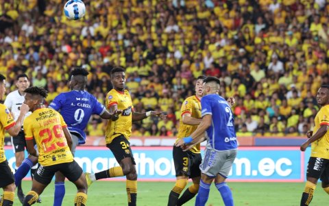 La defensa amarrilla se mantuvo firme durante el primer tiempo.