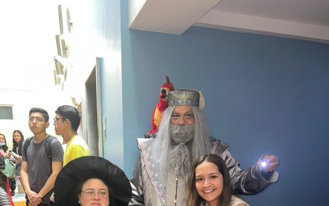 Lo que más emocionó a Alejandra fue poder fotografiarse con dos de sus personajes favoritos de la saga de Harry Potter