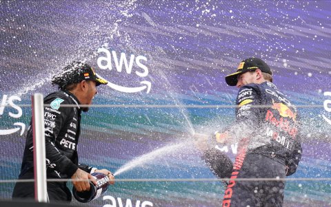 El piloto neerlandés de Red Bull, Max Verstappen, y el británico de Mercedes, Lewis Hamilton (i), en el podio del Gran Premio de España de Fórmula Uno.