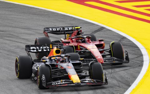 El piloto neerlandés de Red Bull, Max Verstappen, seguido del español de Ferrari, Carlos Sainz.