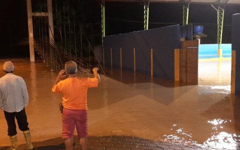La intensa lluvia empezó desde la tarde del 3 de junio de 2023 y rápidamente inundó recintos.
