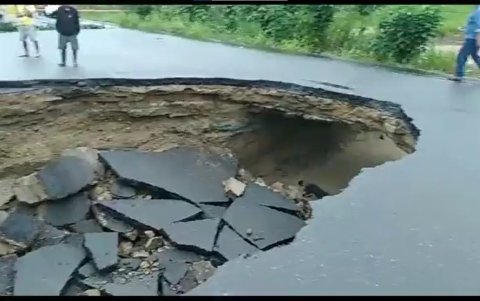Por las lluvias, se registró un socavón en la vía Atacames-Tochingue.Aguacate.
