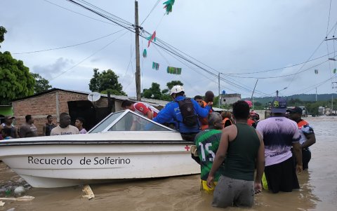 De acuerdo con la Secretaría de Gestión de Riesgo, 21 unidades educativas están afectadas, así como cinco centros de salud.