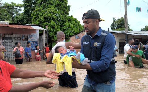 El gobernador de Esmeraldas, Frickson Erazo, acudió a las zonas de los estragos por las lluvias.