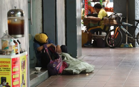 Tres jóvenes comparten la sustancia de un sobre, en medio de quienes transitan a pie o en vehículo por la calle Aguirre, en una zona de alta concurrencia comercial.
