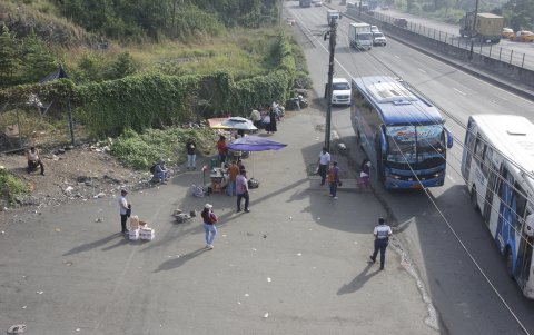A diario, decenas de usuarios aterrizan al punto para ir hacia la Península. Ahí también se estacionan cooperativas que van hacia la costa.