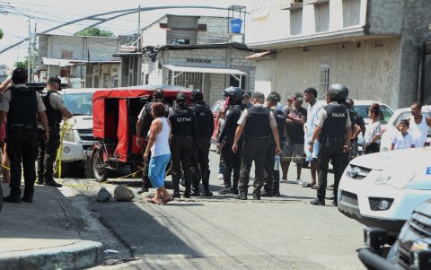 Un fuerte contingente policial acudió a la escena del crimen para iniciar las investigaciones.
