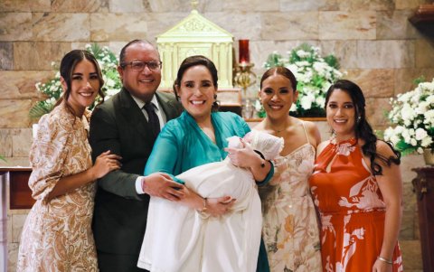 El niño con sus familiares.