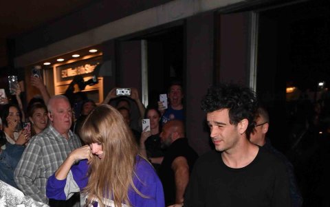 Matty Healy y Taylor Swift saliendo de un estudio de grabación.