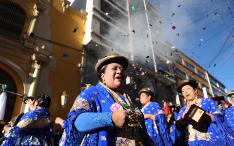 Tradición. Mujeres aimaras bailan la ‘Morenada’ durante la entrada de Jesús del Gran Poder en La Paz.