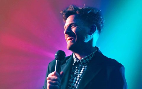 Federico Cyrulnik presenta su stand up Los signos en el que interacciona con el público.