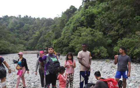 Un grupo de migrantes de varias nacionalidades tratan de pasar por la Selva de El Darién