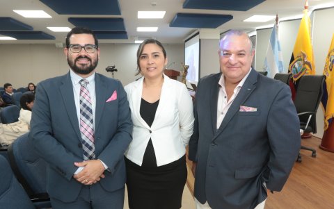 Jimmy Valarezo,  Mercedes Ortega  y Gastón Correa.