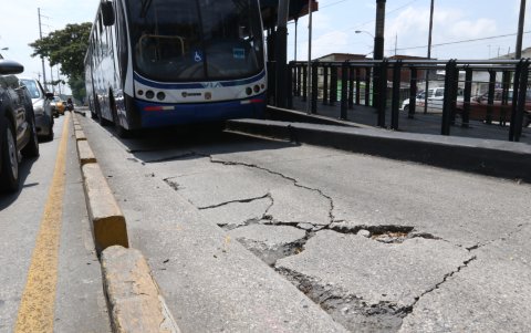 Material. La vía exclusiva fue construida de cemento, que ya evidencia daños.