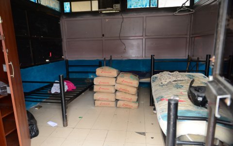 El dormitorio de los policías del UPC de la Vieja Kennedy tiene camas deterioradas y colchones inservibles.