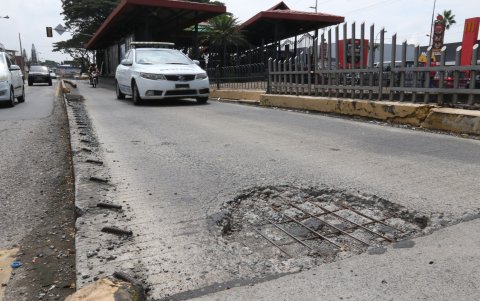 Hierro. El desgaste de la calzada es evidente al dejar a la luz la malla metálica que tiene el suelo.