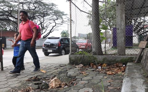 Las veredas de varias calles de la Vieja Kennedy Están deterioradas.