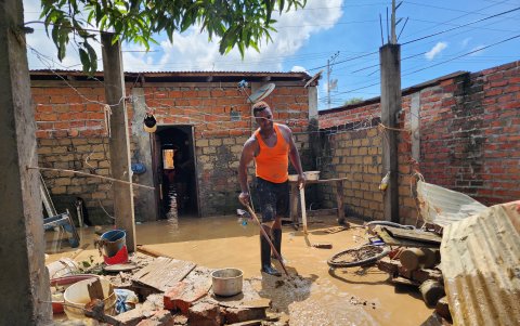 Los ciudadanos esperaron que el agua descienda para realizar limpieza en sus viviendas.