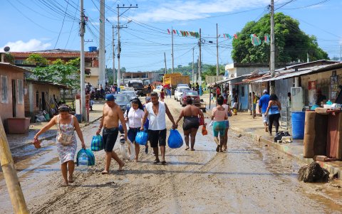 Familias recibieron ayudas estatales y de grupos que se acercaron a brindar víveres en las zonas afectadas