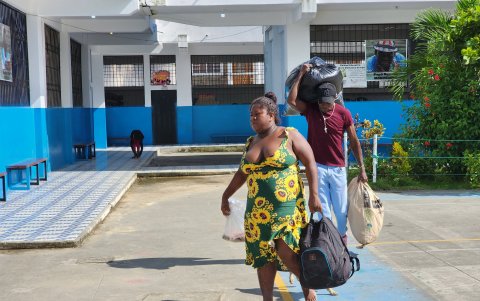 Personas llegaron durante este lunes a los albergues designados, algunos de ellos no tenían ni zapatos o pertenencias, cargaban en funda la ropa regalada por otras personas.