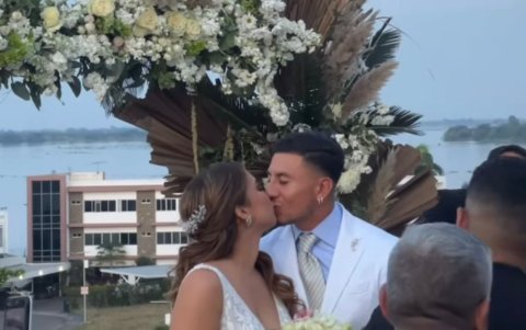 El matrimonio civil se realizó por la tarde en casa del futbolista en Moccolí.