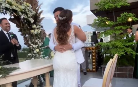 Los novios se abrazan como una muestra de su sublime amor.