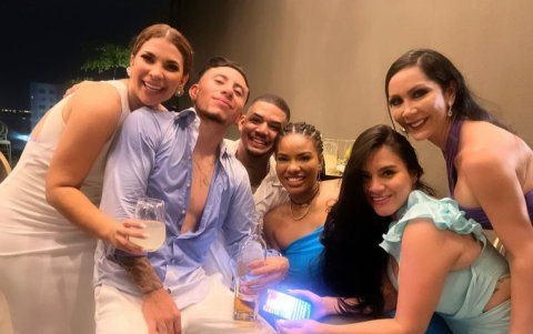 Los novios compartiendo junto a sus amigos, entre estos Denissa Angúlo.