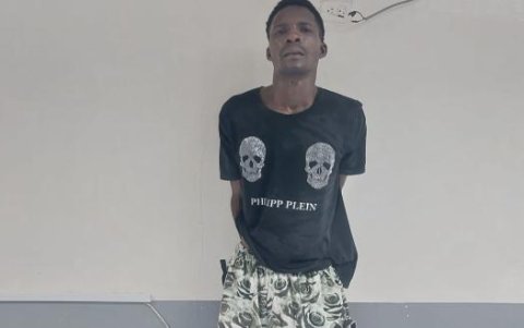 El hombre tenía un arma de fuego, similar a las que utiliza la Policía Nacional.