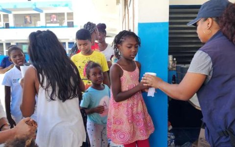 Los niños y adultos reciben alimentación y ayuda en los albergues donde se encuentran